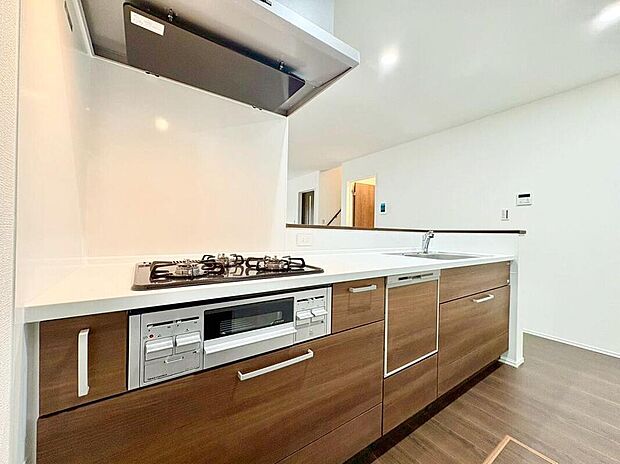 【【キッチン】】家事の負担を減らす食器洗浄機。ビルトインタイプでデザインにも一体感が生まれ、お洒落な雰囲気を崩しません。