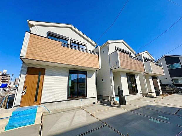 【前面道路含む現地写真】青空の下、新しい住まいが着々と完成へ向かっています。穏やかな住環境は、お子様の成長を見守るのに最適。ご家族の笑顔が溢れる未来がここに。