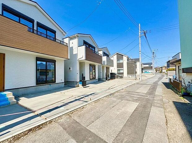 【現地外観写真】青空に映える、洗練されたデザインの新築戸建て。お子様の成長と共に、家族の思い出を育む新しい日々が始まります。