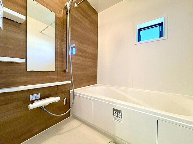 【浴室】清潔感あふれる浴室は、一日の疲れを癒すプライベート空間。お子様とのバスタイムも快適に過ごせる広々とした浴槽で、家族の絆を深めるひとときを。