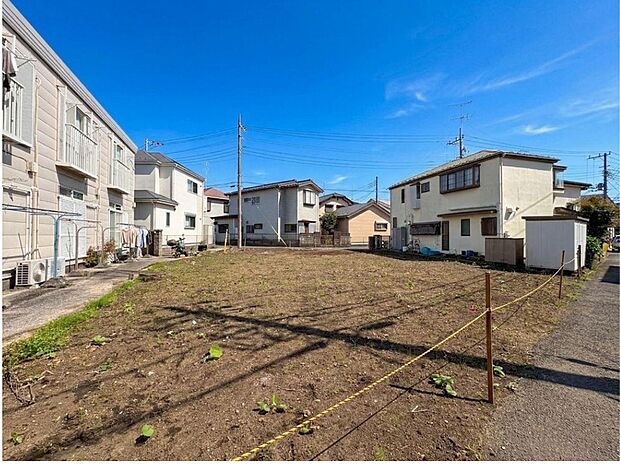 【現地外観写真】子育て・通勤・日常の快適さを叶える住環境が魅力の住まい。徒歩圏には小学校や中学校が揃い、安心の教育環境です。毎日の買い物はコンビニやスーパーが充実し身近でスムーズ♪