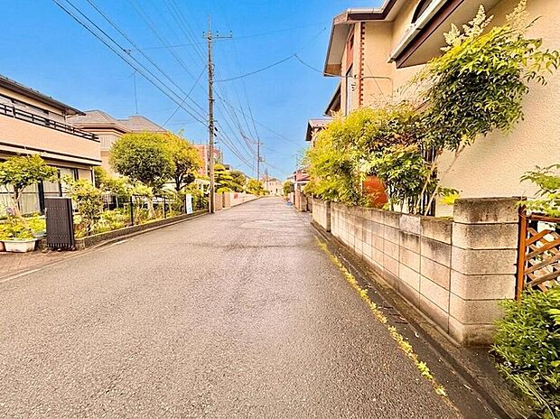 【前面道路含む現地写真】前面道路は6mあるので、駐車時も余裕を持ってできます。