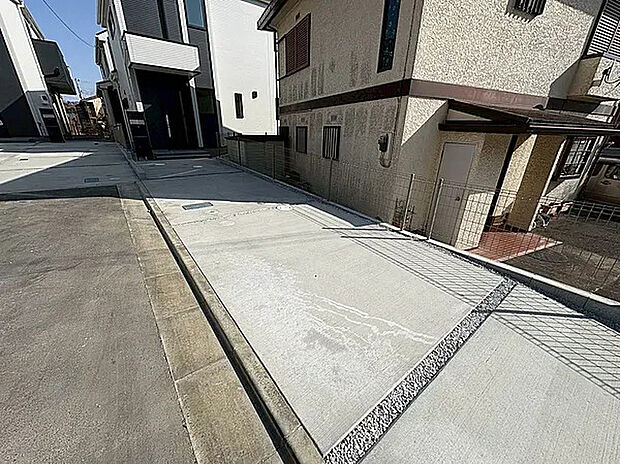 【駐車場】2台分の駐車スペースは家族の自転車を置くのにもお使いいただけます。（５号棟）