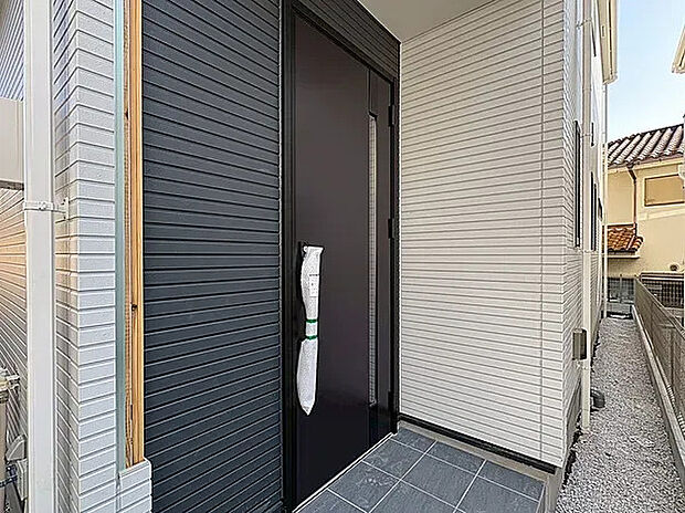 【玄関】シンプルなデザインながらおしゃれな配色の外観デザインです。（４号棟）