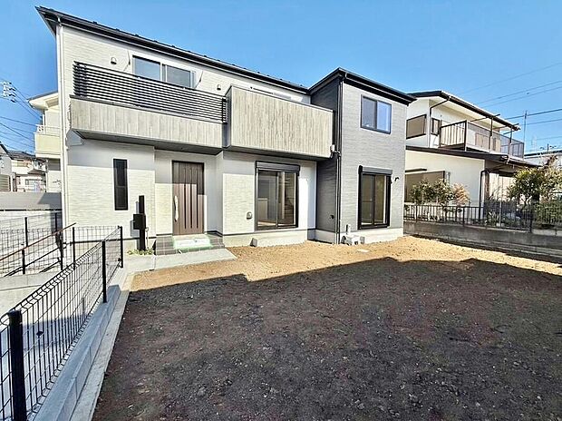【完成予想図(外観)】南向きの陽光が降り注ぐ、高気密・高断熱の低炭素住宅。※【類似外観同仕様】施工例のため分譲中の内観とは形状・仕様が異なります。