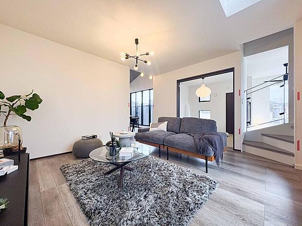 「大きなソファを置いたら、ダイニングが狭くなる…」といった妥協は必要ありません。L字型の大型ソファ、6人掛けのダイニングテーブル、観葉植物、お子様のプレイスペースなどを置いても、ゆったりと暮らせます