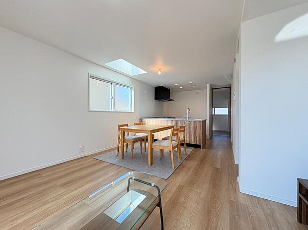 2階リビングは、外からの視線を気にせず過ごせる開放的なプライベート空間。ここは、単なる部屋ではなく「家族の絆」を育む大切な場所です。※実際の室内写真をもとに、家具の配置例をCG合成しております