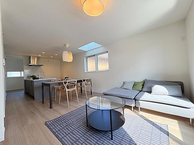 自然と家族が集まり、会話が生まれる大切な場所のリビング。足元から温める「床暖房」を設置。※実際の室内写真をもとに、家具の配置例をCG合成しております