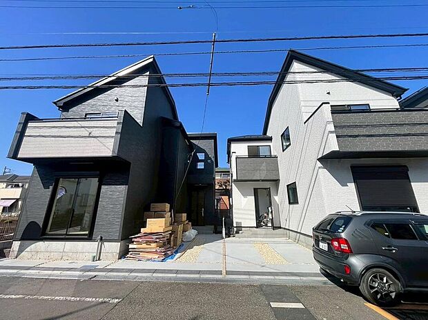 住宅街の中でも開けた場所に位置し、外観からも明るい雰囲気が伝わる住まいです。