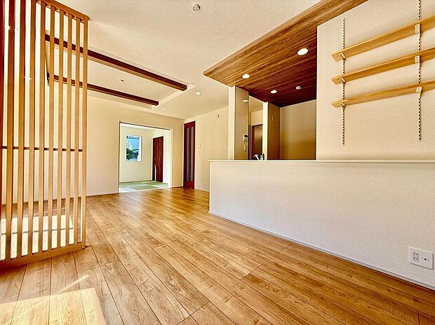 暮らしのステージを彩り、心からのやすらぎと満足感を与えてくれます。通風と採光を考慮したリビングは地域の鼓動を感じながらお寛ぎ頂くことが可能です。