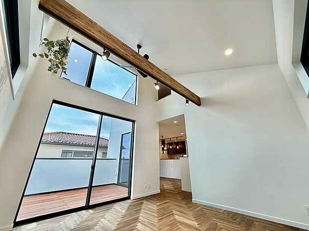 適度な大きさの窓があることによって、外との一体感が生まれ、空間をより広く見せる役目を果たしているとともに、窓から見える緑や、外の景色もデザインに取り込まれているかのようです