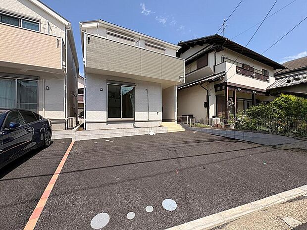第一種低層・高度地区ならではの開放的な空と、心地よい風。そこに建つ清廉な白の邸宅は、静寂に包まれたシンプルで気品ある佇まいです。