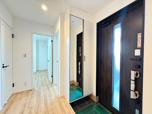 【玄関】玄関には鏡が設置されているので、お出かけ前の服装チェックができます。