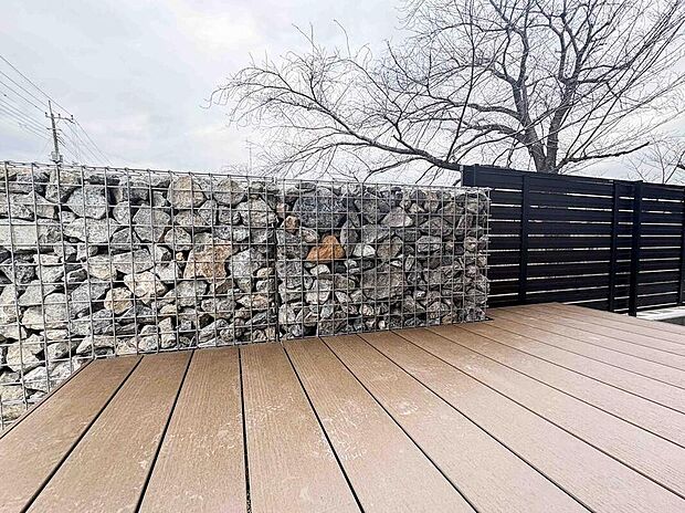 【ウッドデッキ】休日には外でごはんを食べたり、コーヒーを楽しんだりと、気分転換にぴったりのアウトドア空間です。