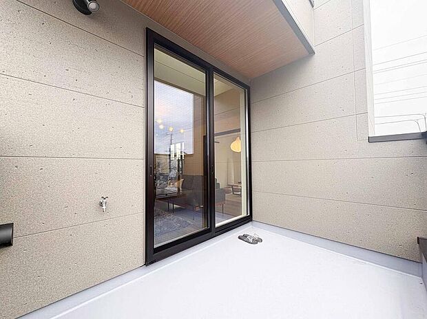 【テラス】プライバシーが守られた屋外スペースなので、リラックスや読書にも最適です。