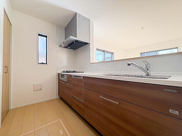 【キッチン】ご家族との会話を楽しみながらお料理が出来る、人気の対面キッチンです♪