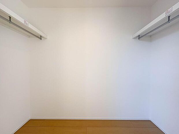 【収納】衣類や季節品などをまとめて収納できるウォークインクローゼット。