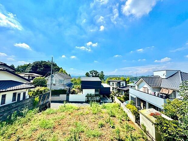 【現地からの眺望】周辺に高い建物が少なく、空が広く感じられるロケーション。開放的な雰囲気がお好きな方にぴったりです。