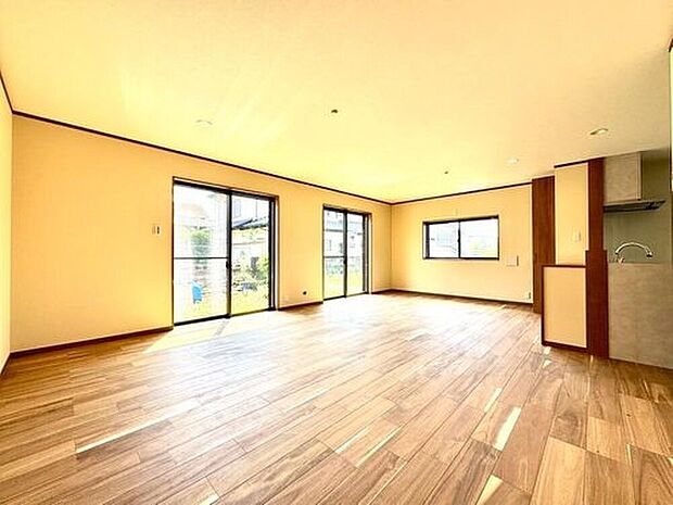 【◇リビング◇】リビングとダイニングがゆったり確保されており、家具の配置がしやすく使い勝手の良い空間になっています。