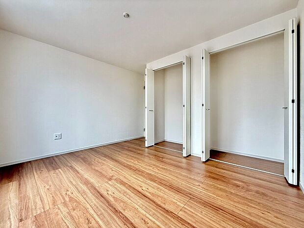 【洋室】通風採光にも優れ、心地よい光と風が溢れています。戸建てでなければ体感できないひとときをご体感下さい。