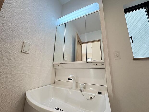 【洗面台・洗面所】大きな鏡と明るい照明で、身支度やメイクがしやすい快適な空間です。