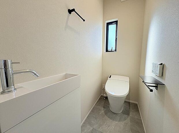 【トイレ】手洗いカウンター付きで、使い勝手の良さと衛生面を両立したトイレです。