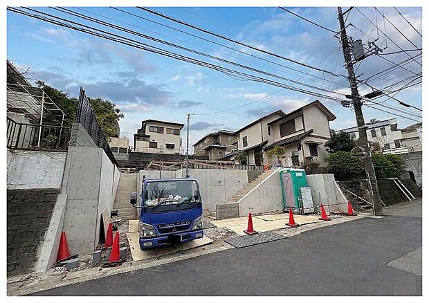 【現地外観写真】駐車場がしっかり確保されており、家族の生活動線を妨げない設計です。