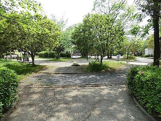 市ヶ尾鶴蒔公園(約1,100m)
