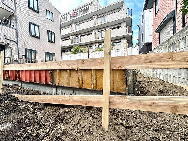 【現地外観写真】今はまだ基礎ですが、ここには21.5帖の広々リビングの家が完成予定♪完成までの物語を一緒に楽しみませんか?