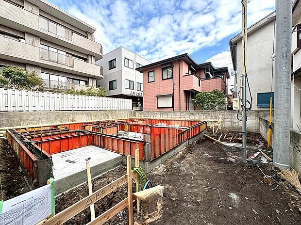 【現地外観写真】一歩ずつ、理想の形へ。基礎工事から丁寧に仕上げるプロセスも、安心の証としてぜひご覧ください。