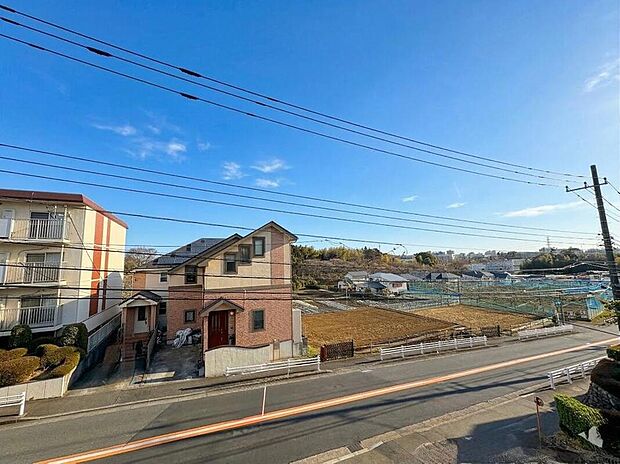 【住戸からの眺望写真】風通し・日当たりともに良好で、周辺に高い建物もなく、視界も開けています。