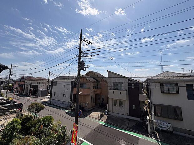 【住戸からの眺望写真】視線の先に広がる、遮るもののない開放感。窓辺に広がるパノラマは、静謐な環境に建つこの邸宅だけの特別な贈り物です。