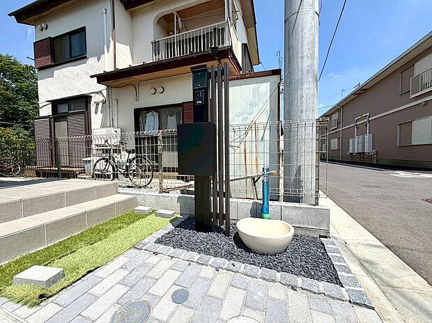 【その他】門柱のそばにお家の外観に馴染むデザインの立水栓を完備。お散歩帰りのペットの足を洗ったり、お車の洗車、玄関まわりのお掃除などもスムーズに行える便利な動線です。