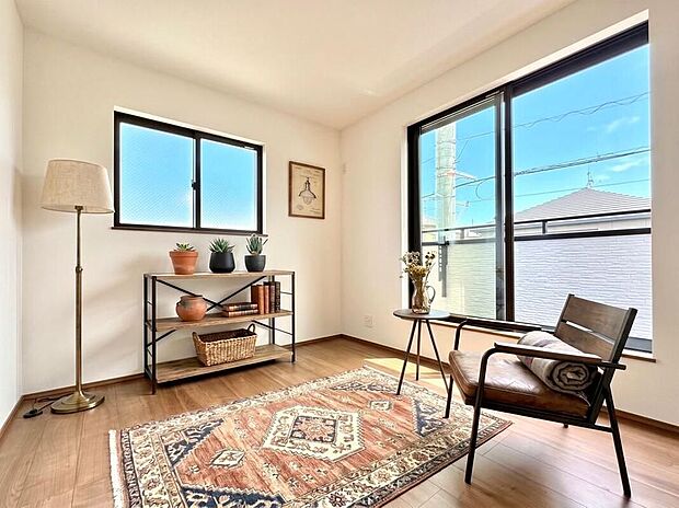 【リビング以外の居室】二面採光で風通しが良く、日中も明るく快適に過ごせるお部屋です。※画像は実際の室内写真をもとに、家具・調度品の配置例をCG合成したもので、家具等は販売価格に含まれません。