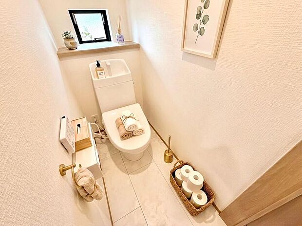 【トイレ】明るく換気しやすい設計で、清潔さを保ちやすいトイレです。※画像は実際の室内写真をもとに、家具・調度品の配置例をCG合成したもので、家具等は販売価格に含まれません。