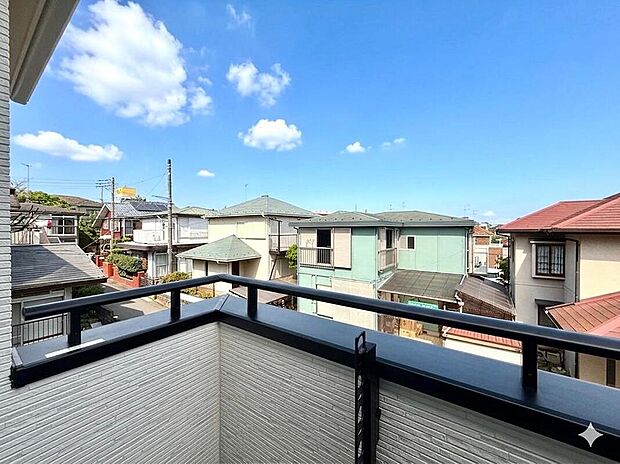 【住戸からの眺望写真】周囲に高い建物が少なく、空を広く感じられる落ち着いた環境。2階バルコニーからの景色は、忙しい日常を忘れさせてくれるような穏やかな安らぎをもたらします。