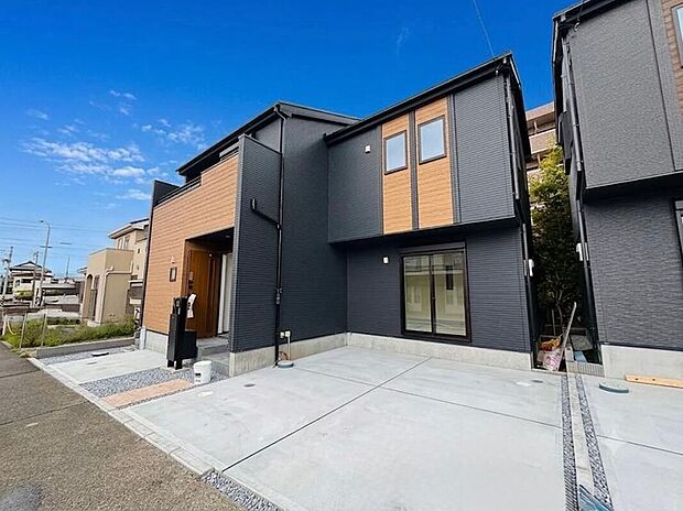 【現地外観写真】ZEH水準のデザイン住宅!
敷地31坪超に並列2台駐車可!18帖以上の大空間LDKやパントリー、大型SICなど、おだやかな暮らしを叶える限定3棟の新築4LDK!