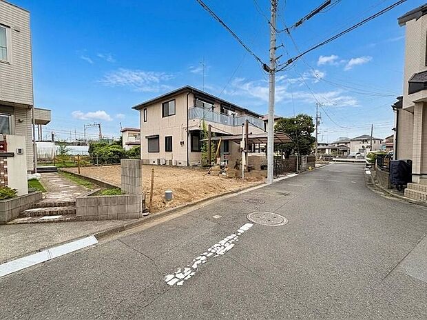 【前面道路含む現地写真】南道路ならではの豊かな陽当りと開放感が魅力!第一種低層エリアならではの空が広い落ち着いた住環境。