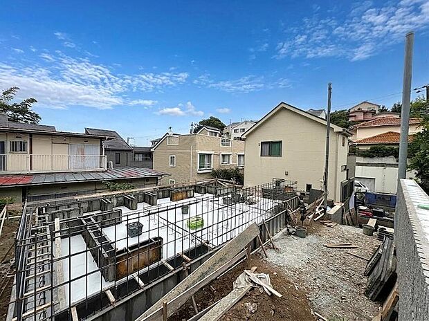 【前面道路含む現地写真】敷地内に余裕があるため、車だけでなく自転車やゴミ置き場などもまとめて設置可能です。