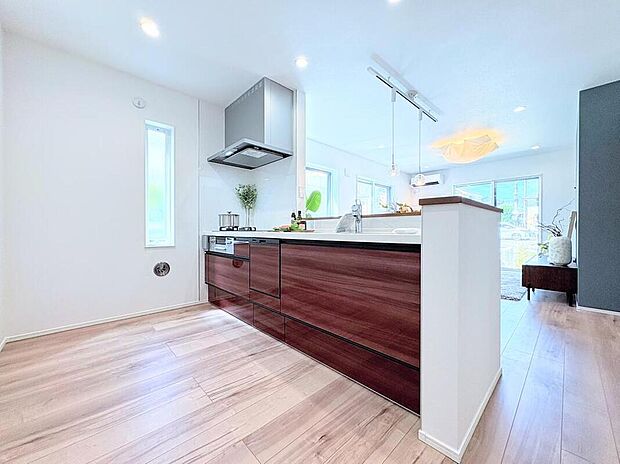 人気の対面式のキッチンは収納力もあり、ご家族と対話を楽しみながら料理をする事ができますね!