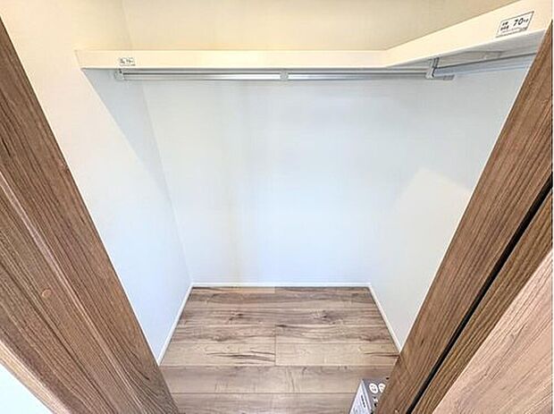 衣類や季節品などをまとめて収納できるウォークインクローゼット。