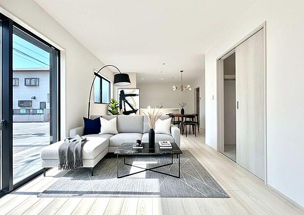 ゆったりLDKは家族との憩いの空間を実現。※画像は実際の室内写真をもとに、家具・調度品の配置例をCG合成したもので、実際とは多少異なります。また、家具等は販売価格に含まれません。