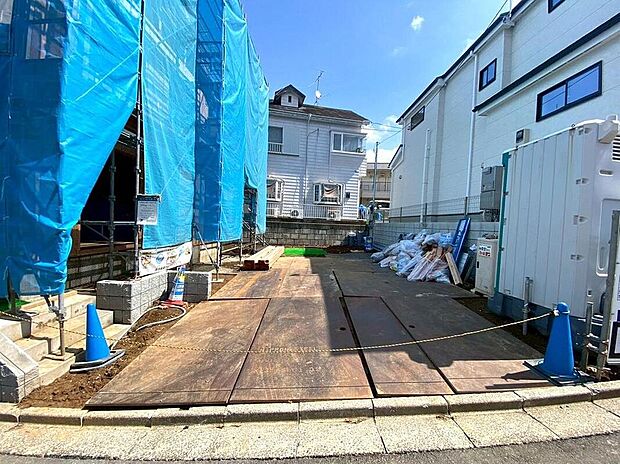 53坪超の敷地にカースペース並列3台分を確保。来客時や趣味のスペースとしても重宝します。前面道路も広く、大型車でもストレスなく出し入れできるゆとりが魅力です。