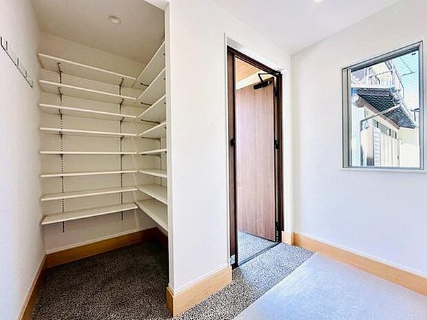 【シューズインクローゼット】靴や傘の他、ベビーカーやアウトドア用品などもまとめて収納出来て便利です。