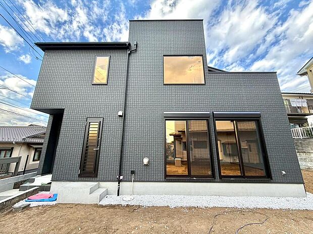 【現地外観写真】外壁がお洒落な仕上がり!毎日の帰宅が楽しみになりそうです。