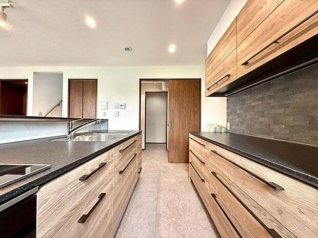 【キッチン】広く取られた対面キッチンは、リビングで寛ぐご家族と会話をしながらお料理が出来ます。