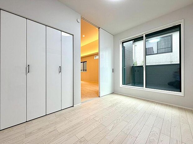 【リビング以外の居室】クローゼットが充実した設計で、衣類や生活用品をすっきり整理整頓。お部屋を広く使え、快適で美しい空間を保てます。