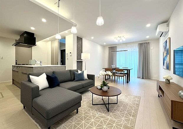 【リビング】和やかで洗練された空間の演出。※画像は実際の室内写真をもとに、家具・調度品の配置例をCG合成したもので、実際とは多少異なります。また、家具等は販売価格に含まれません。