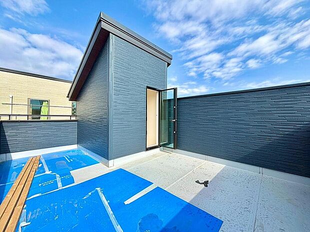 【バルコニー】周囲の視線を気にせず、青空の下でくつろげるプライベートな屋外空間。朝のコーヒータイムや夜の星空観賞、家族でのちょっとしたアウトドア気分も楽しめます。