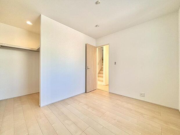 【リビング以外の居室】収納力たっぷりのストレージルームにウォークインクローゼット付き!趣味の道具も思い出も、まるごとしまえてお部屋がスッキリ♪